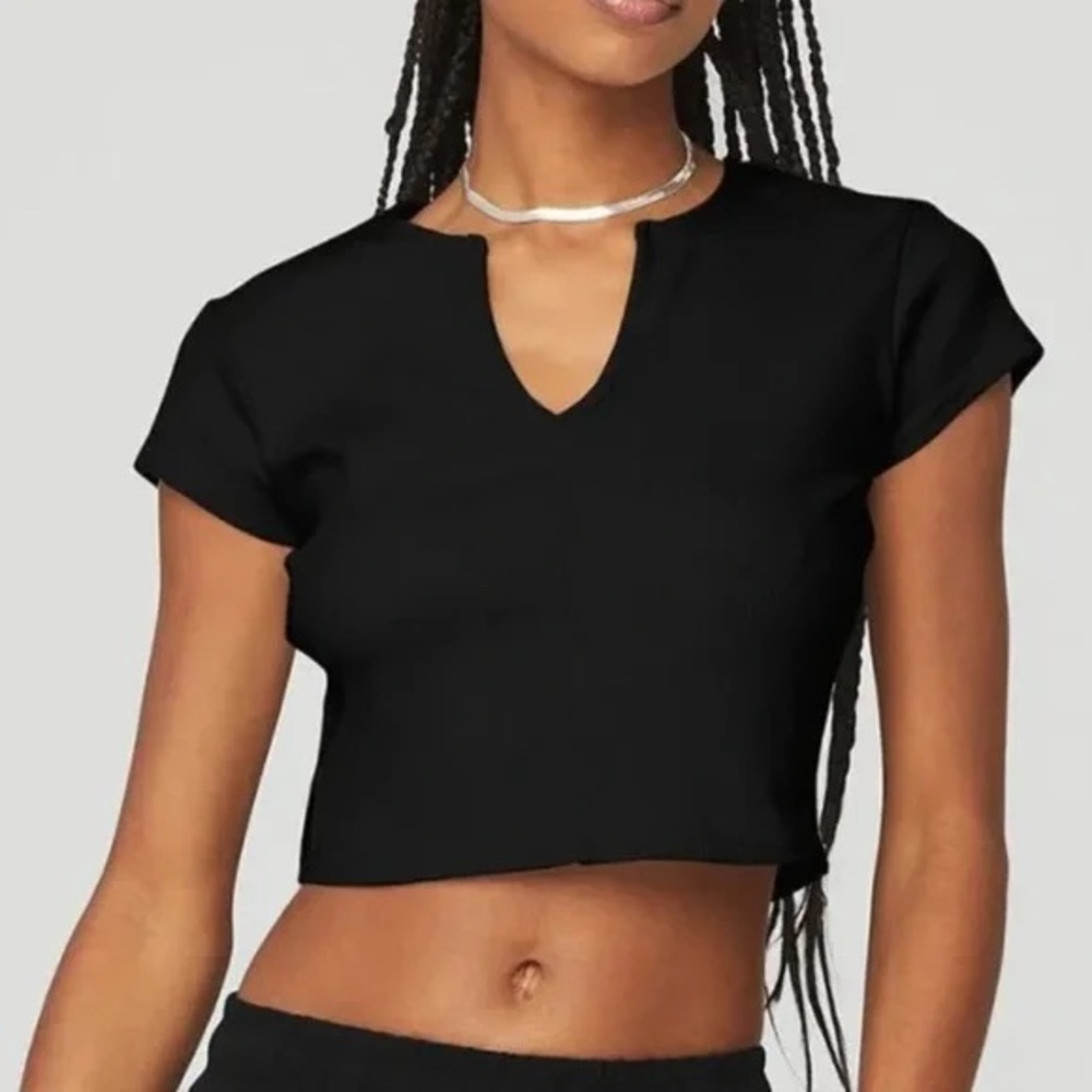 Alo Yoga Womens White Ribbed Savvy Short Sleeve Crop Top in Black